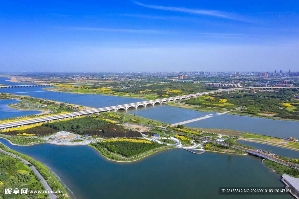 城市河畔风光俯瞰美景