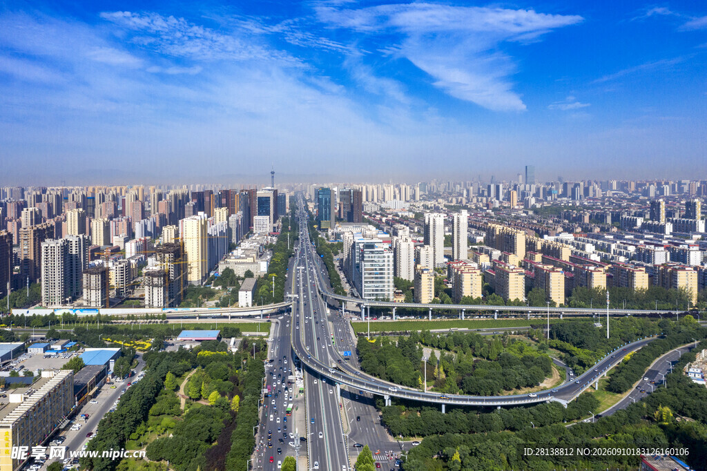 城市俯瞰高楼与交通景观
