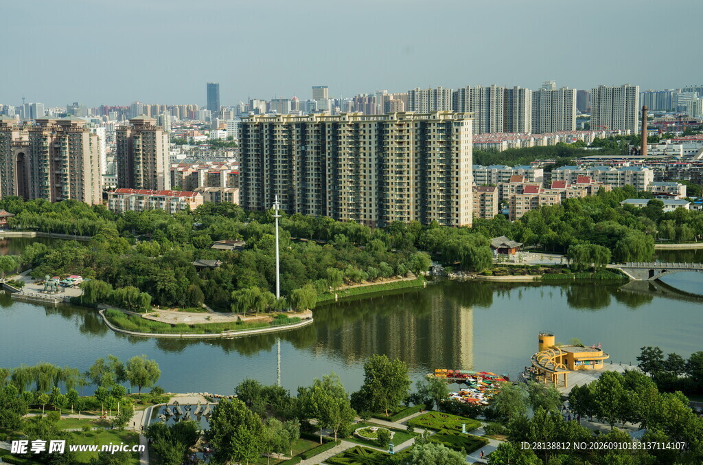 城市湖畔高楼景观