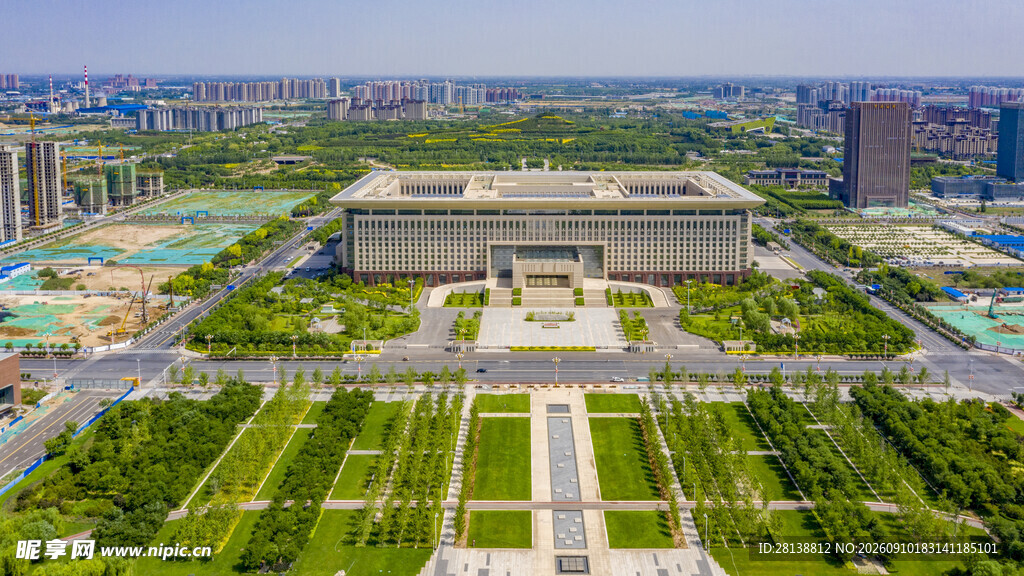 城市宏伟建筑与绿化景观