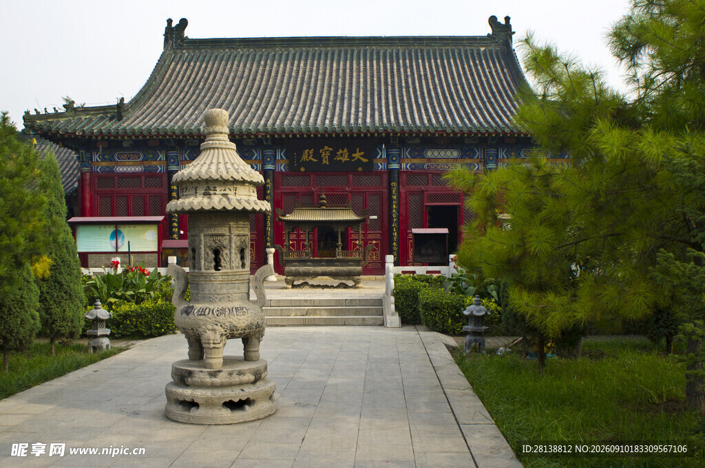 古寺前的石灯与中式建筑