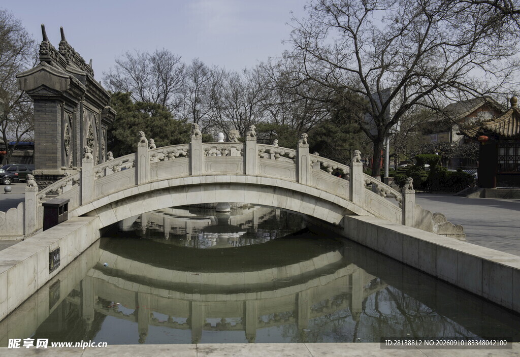 中式古桥映于碧水之上