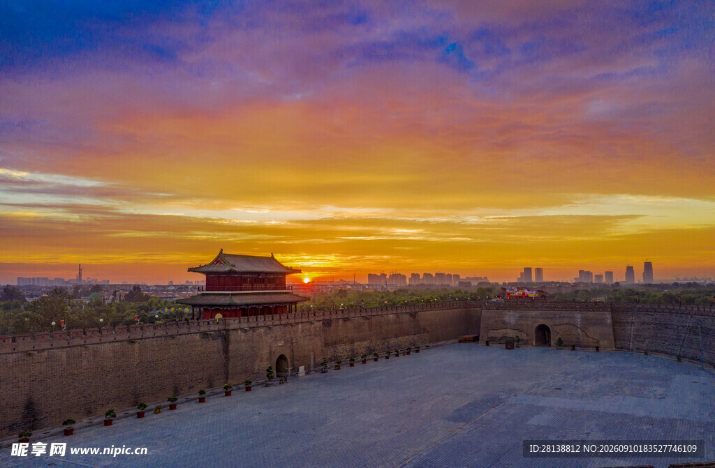 夕阳下的古老城墙美景