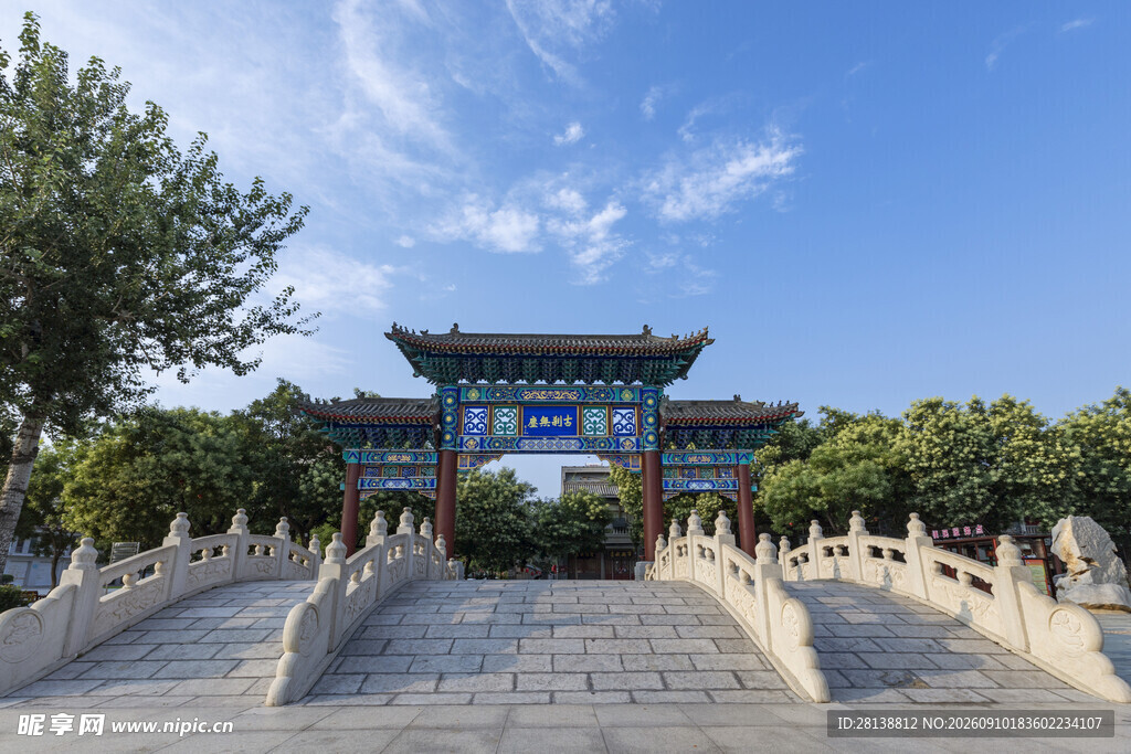 中式古牌坊与石桥景观