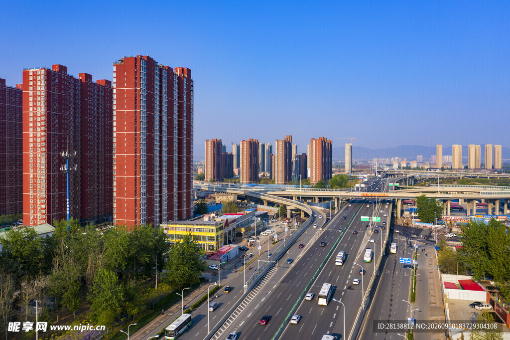 城市交通与林立高楼景观