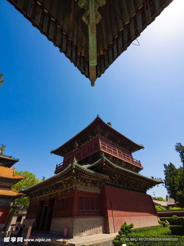 中式古建筑屋顶下的风景