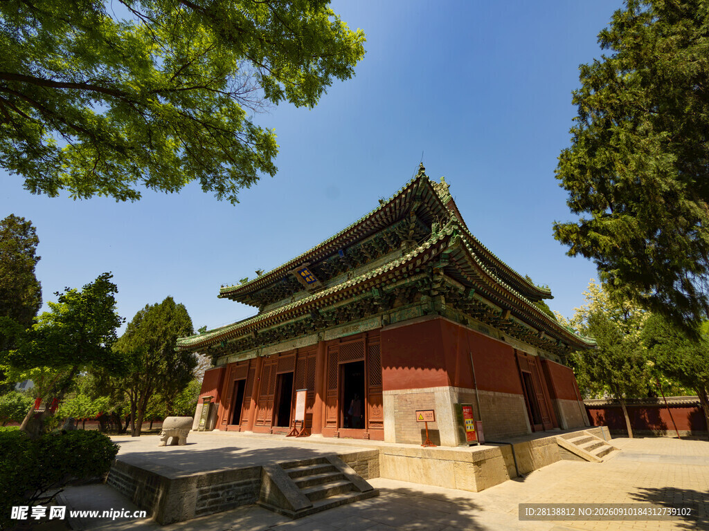 中式古建筑绿树环绕之景