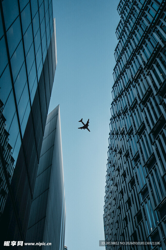 城市上空的飞机掠影