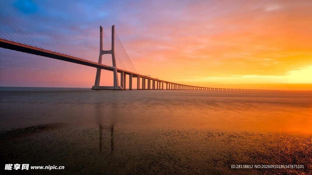 夕阳下的跨海大桥美景