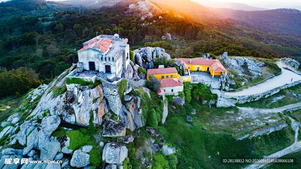 夕阳下的山间古老建筑群