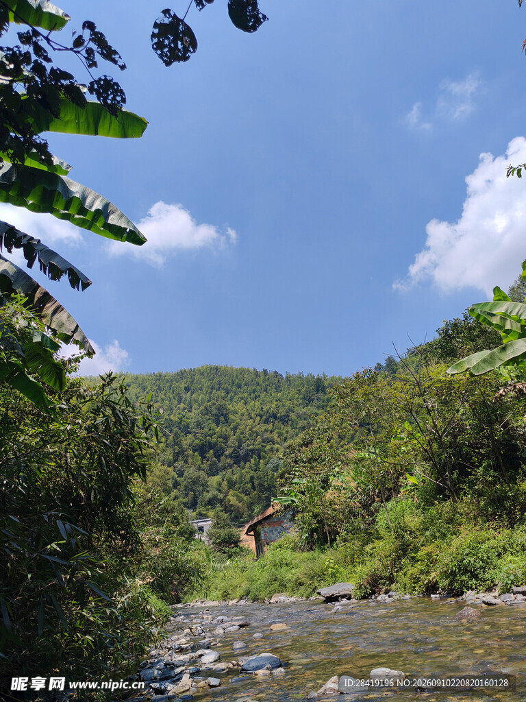 天空白云  蓝天山村