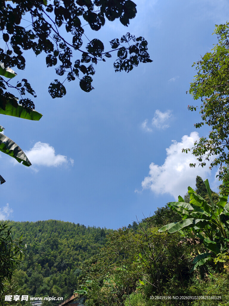 天空白云  蓝天山村