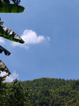 天空白云蓝天山村