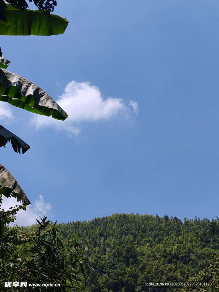 天空白云蓝天山村