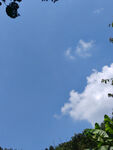 天空白云蓝天山村