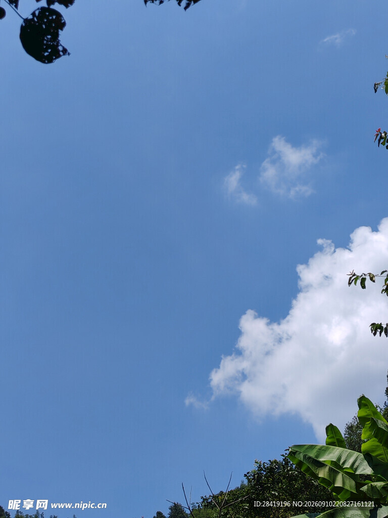 天空白云蓝天山村