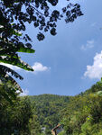 天空白云蓝天山村