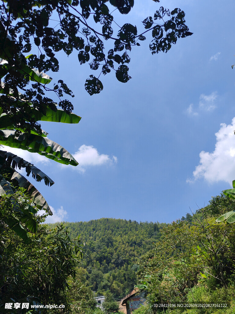 天空白云蓝天山村