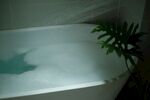 泡沫浴缸旁的绿植点缀