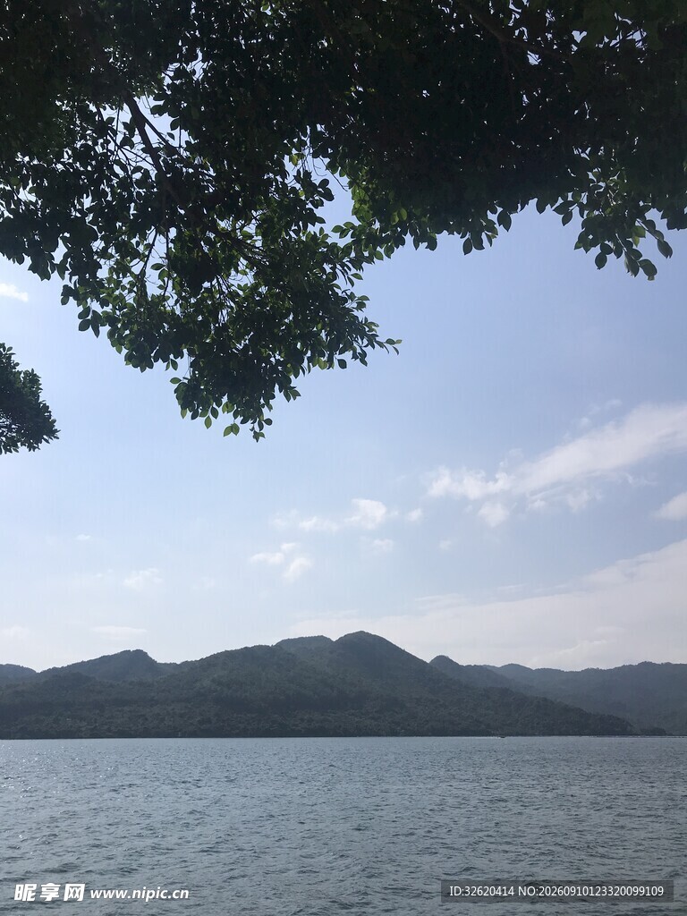 湖畔青山绿树自然风光
