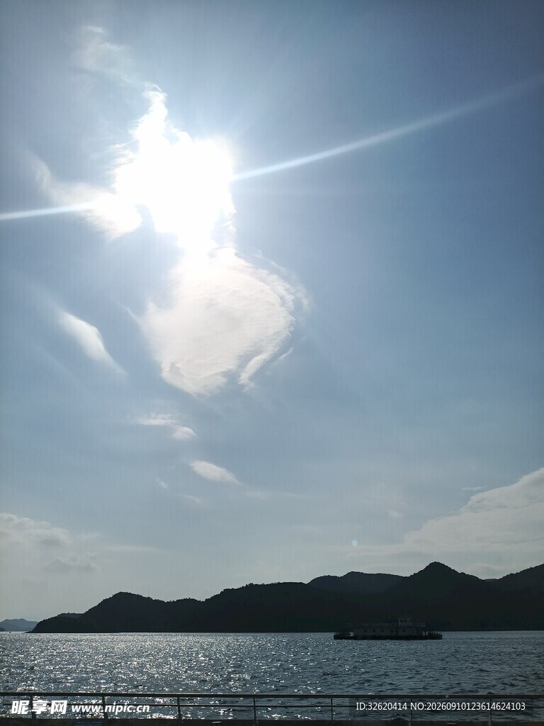 海上晴天阳光映山景