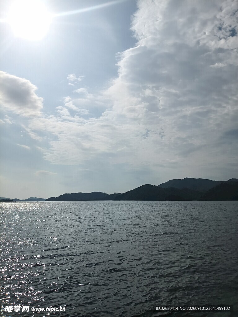 波光粼粼的湖与远处山峦