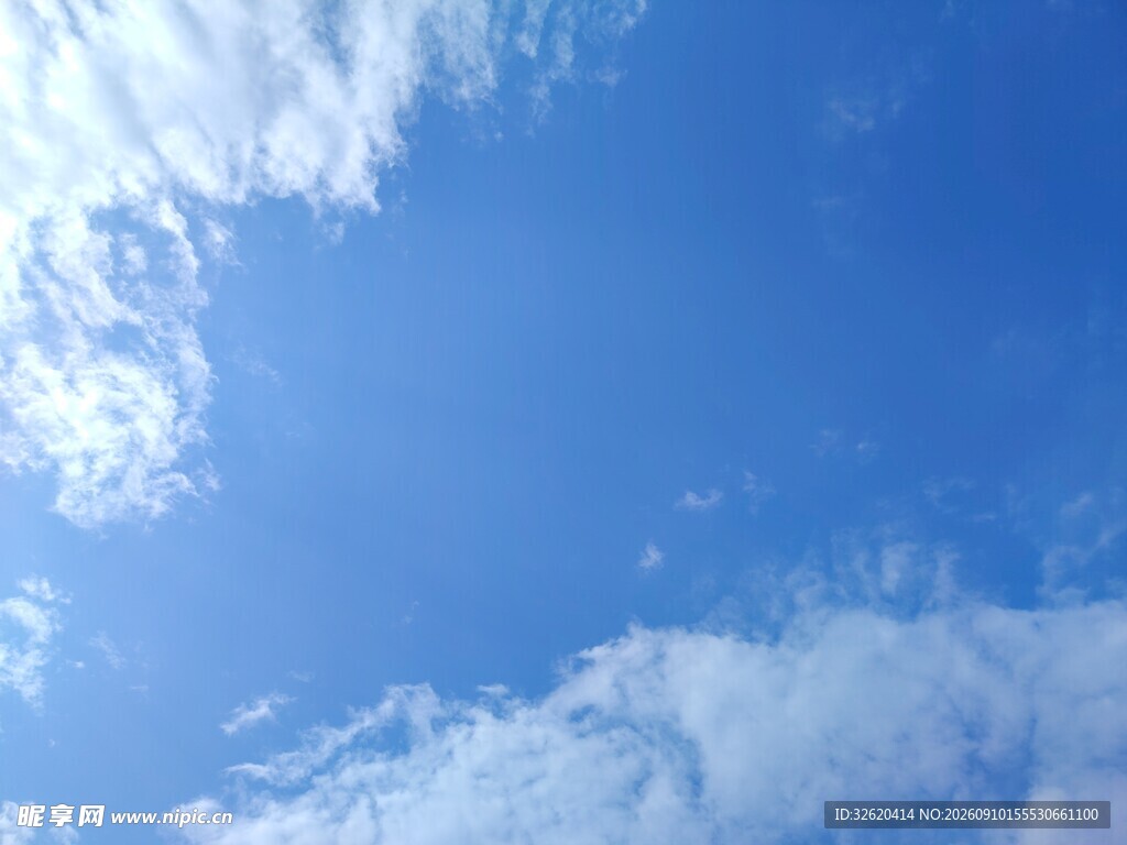 晴朗蓝天与轻柔白云
