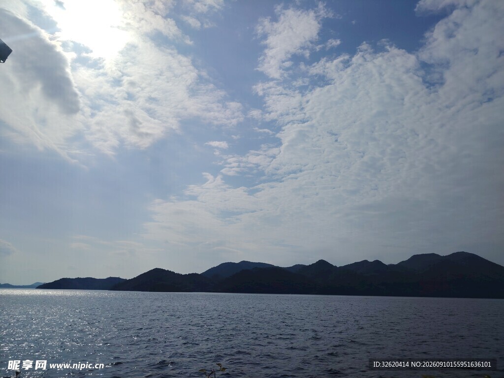 海上远处山峦与蓝天