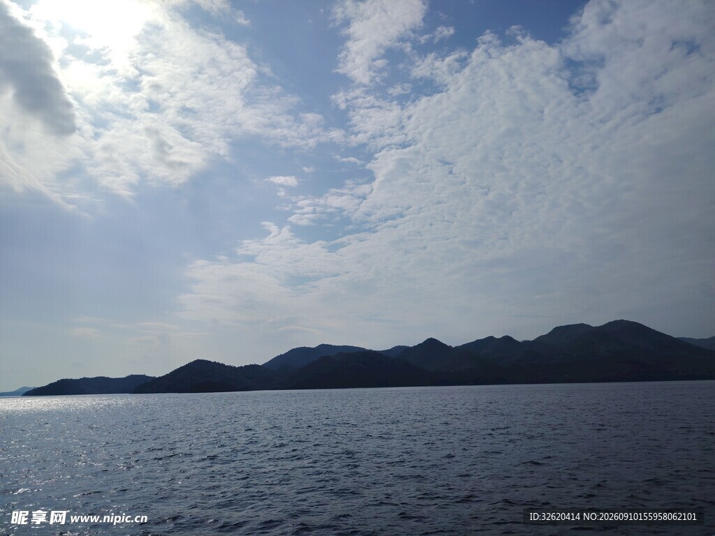 海上风光与远处山峦