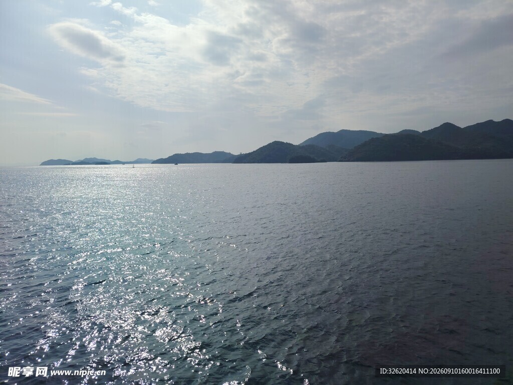 海面波光粼粼的美丽景致