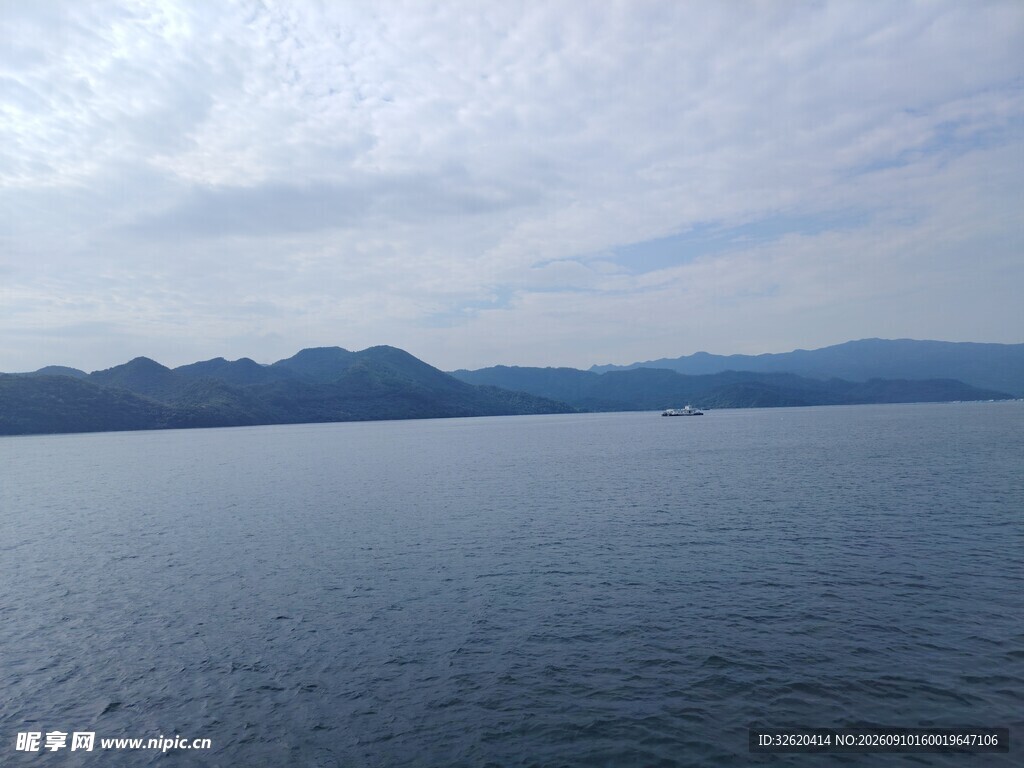 广阔湖面与远处山峦景色