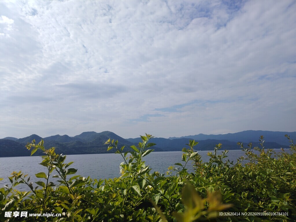 湖畔青山美景