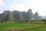 田园间的秀丽山峦风光