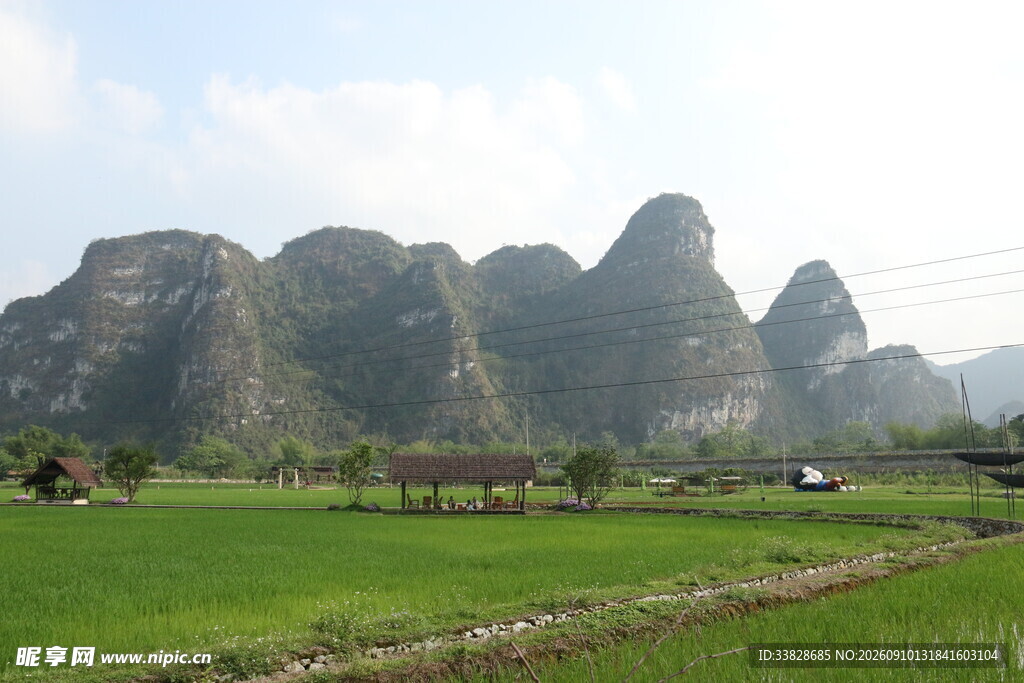 田园间的秀丽山峦风光
