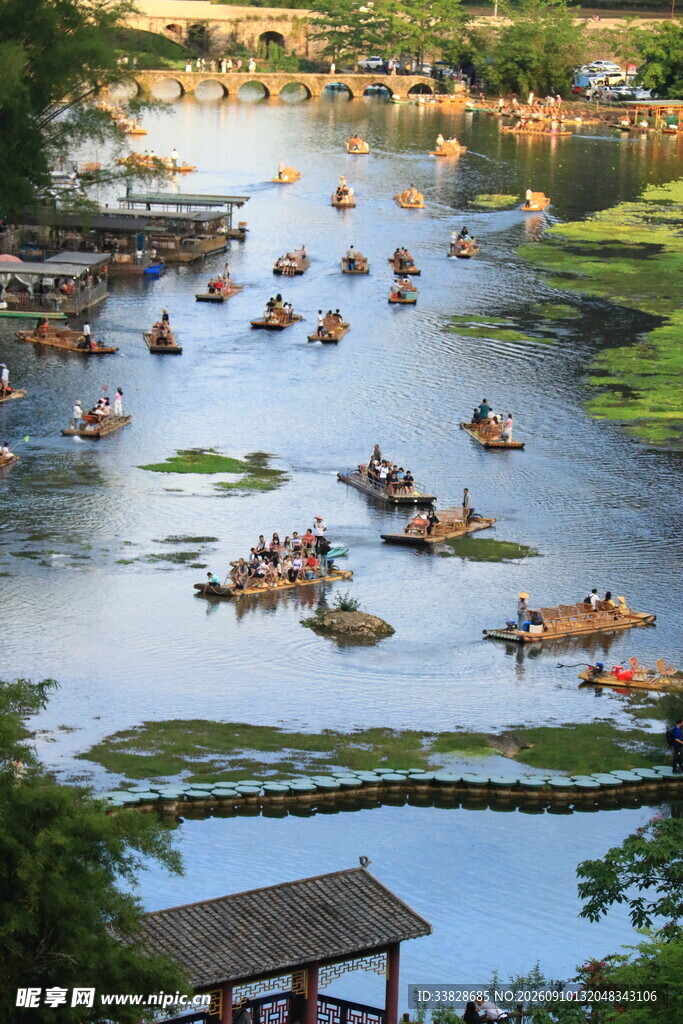 河上泛舟享自然美景