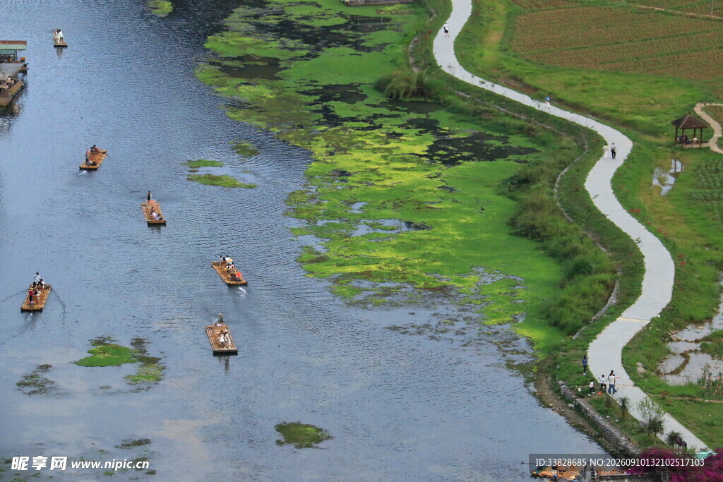水乡风光 小船悠游于河道