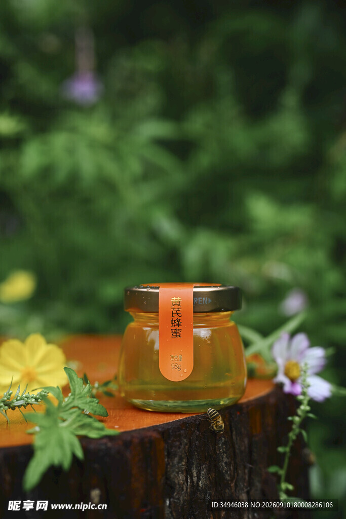 树桩上的蜂蜜罐与野花