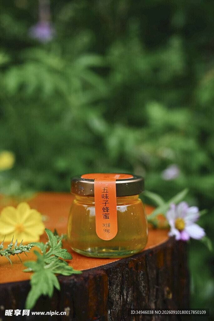 树桩上的蜂蜜罐与野花