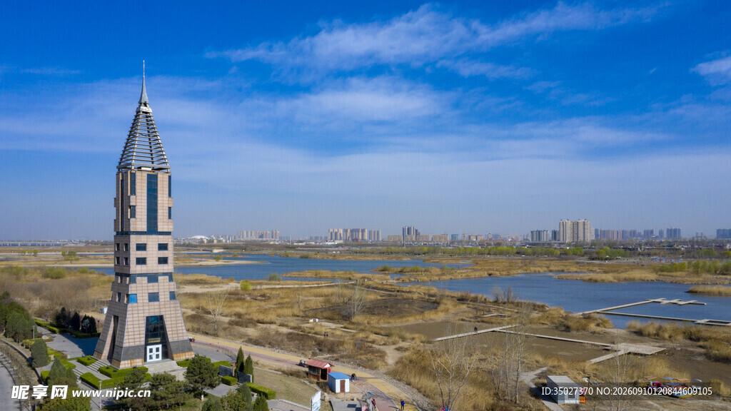 湖畔钟楼风景如画
