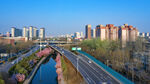 城市河畔风光与交通景象