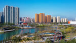 城市河畔风光高楼林立