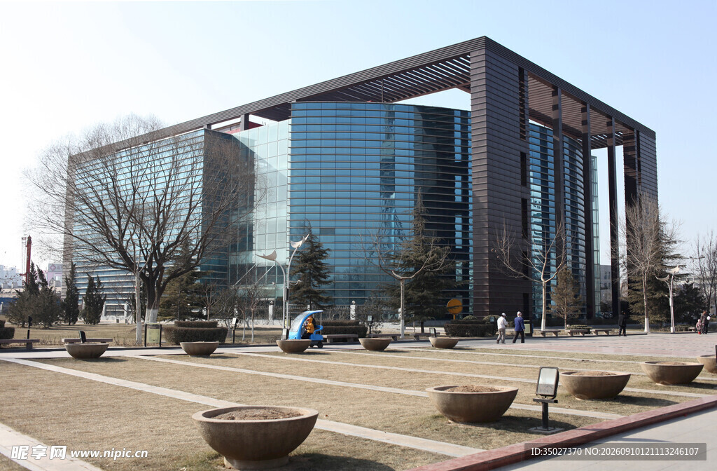 现代玻璃幕墙办公建筑