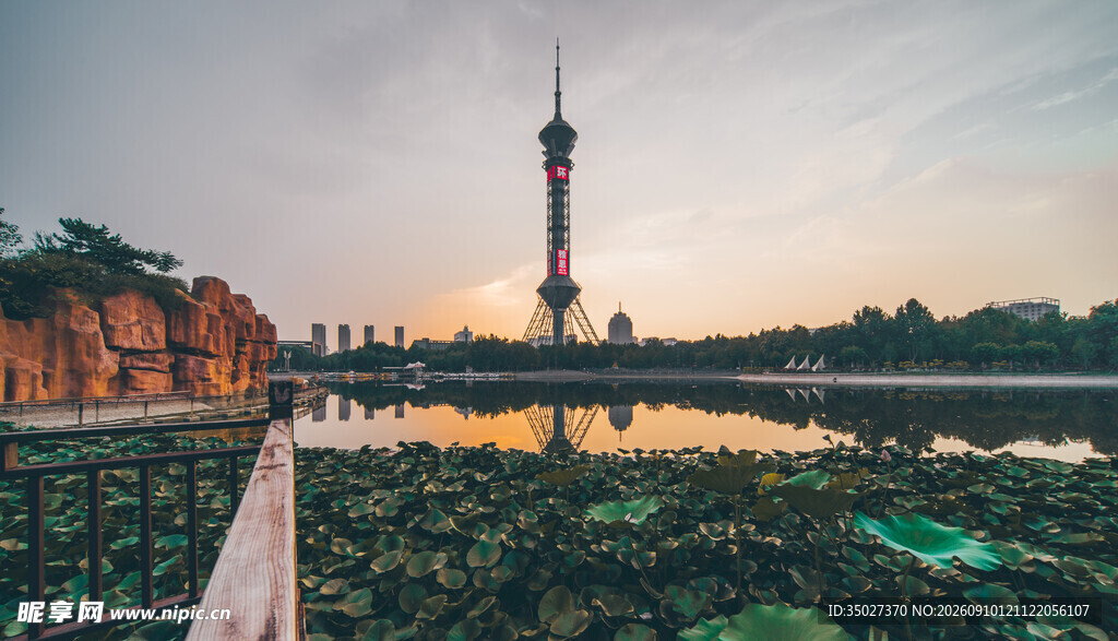 湖畔高塔的美丽黄昏景色