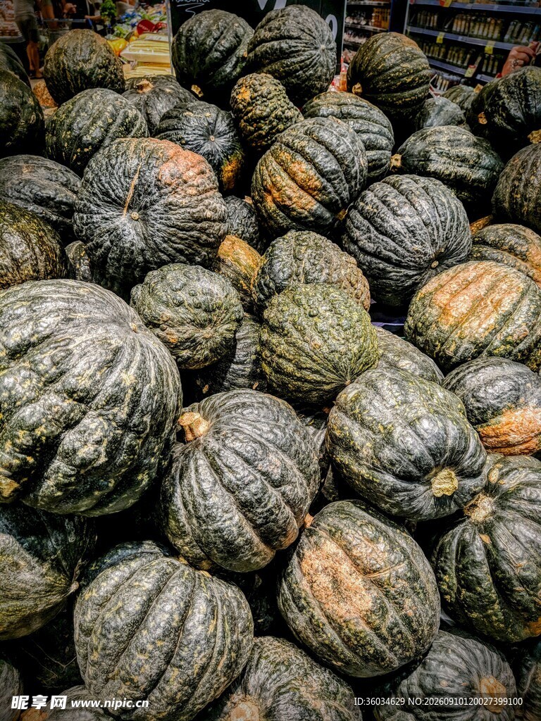 一堆花皮南瓜堆放在一起