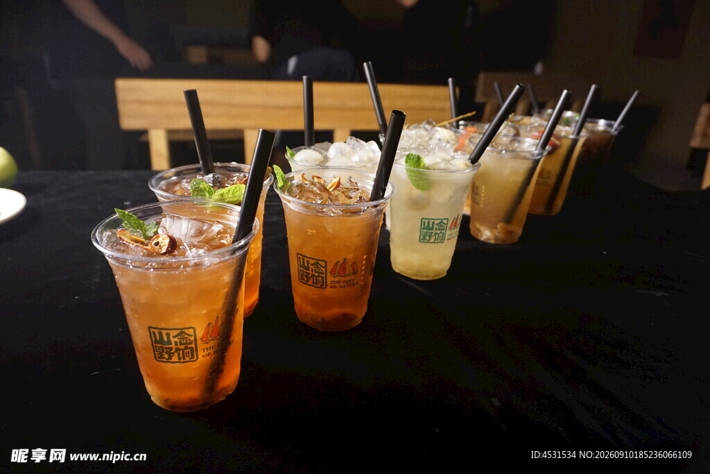 多彩创意鸡尾酒排列展示