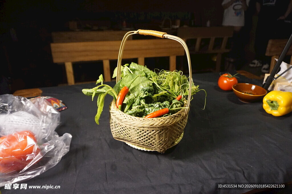 篮子里的新鲜有机蔬菜