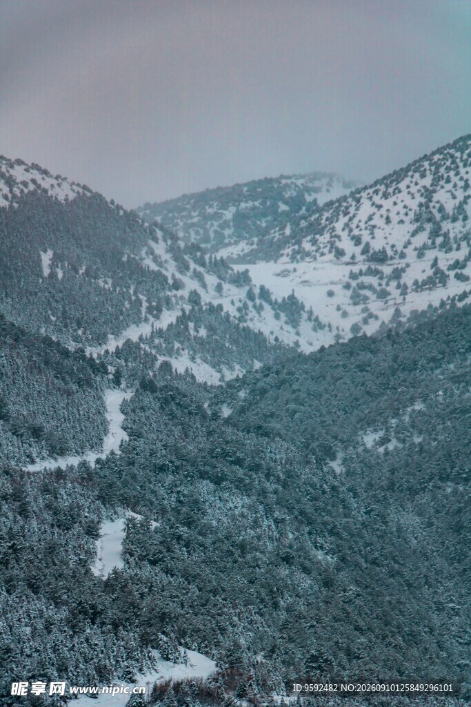 冬日山峦雪景俯瞰图