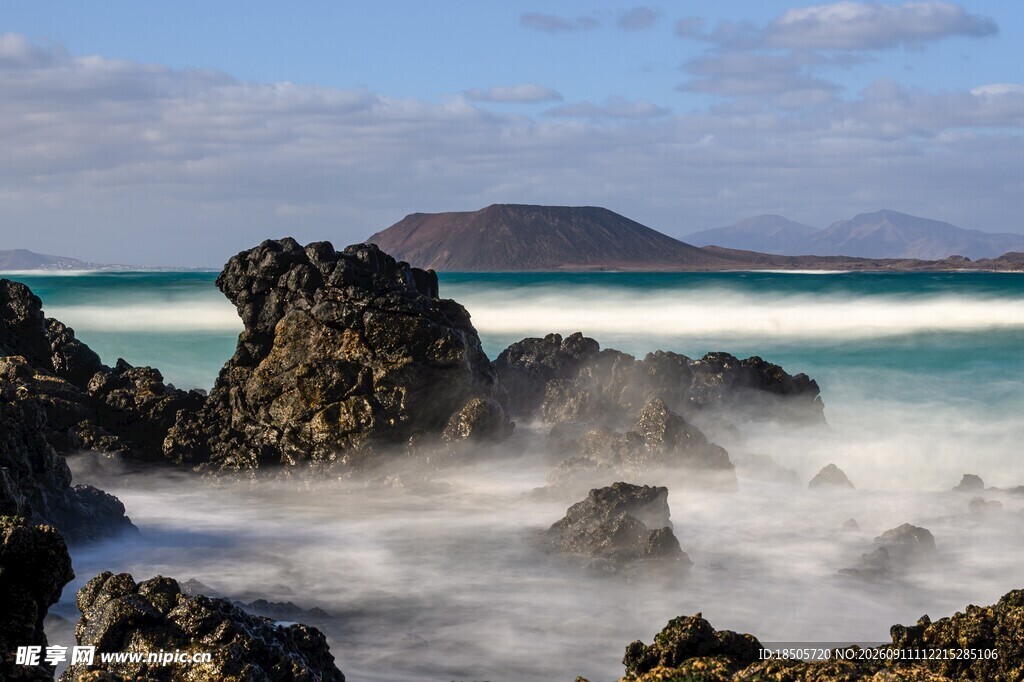 海边礁石与翻涌海浪美景