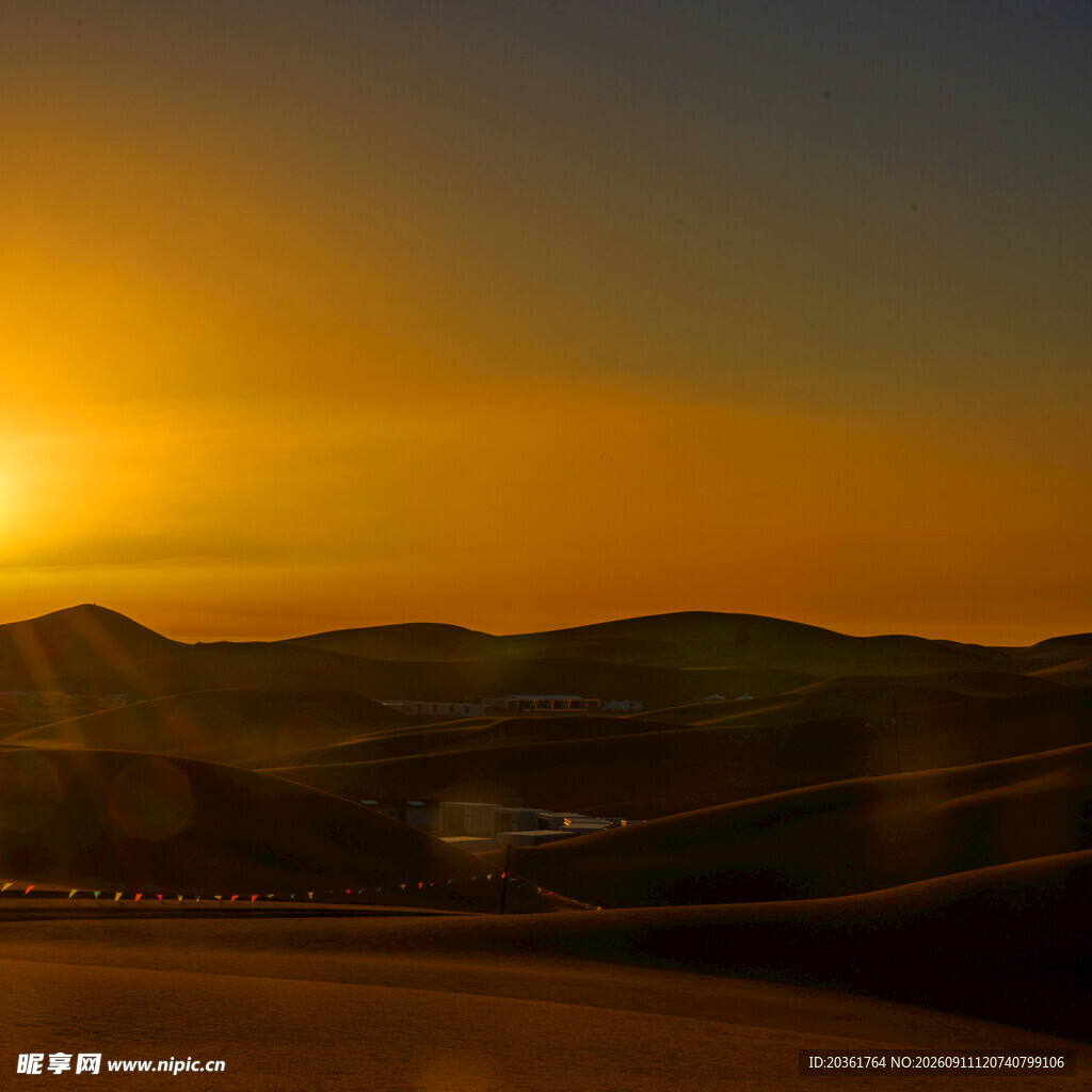 夕阳下的公路与连绵山峦