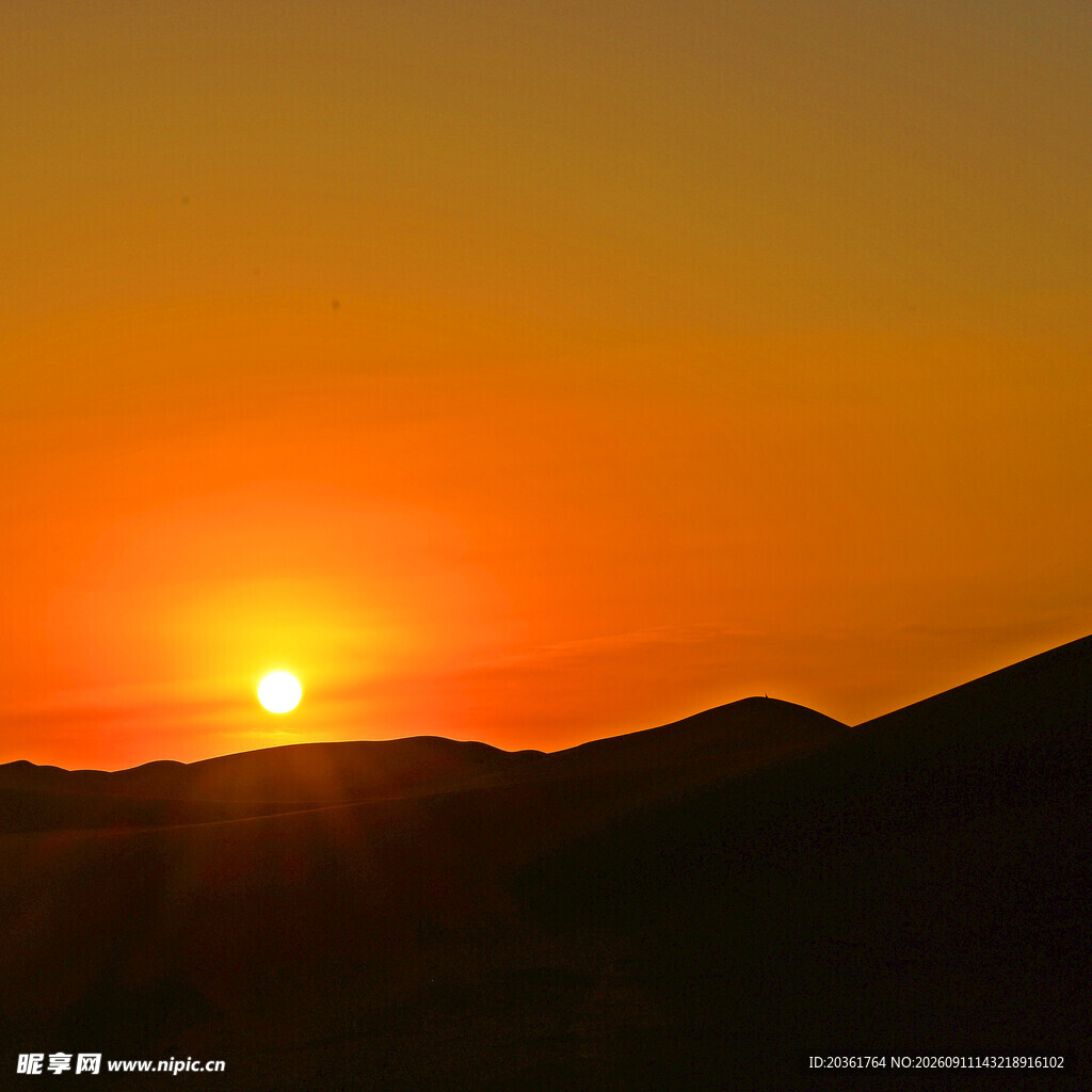 夕阳下的山峦美景